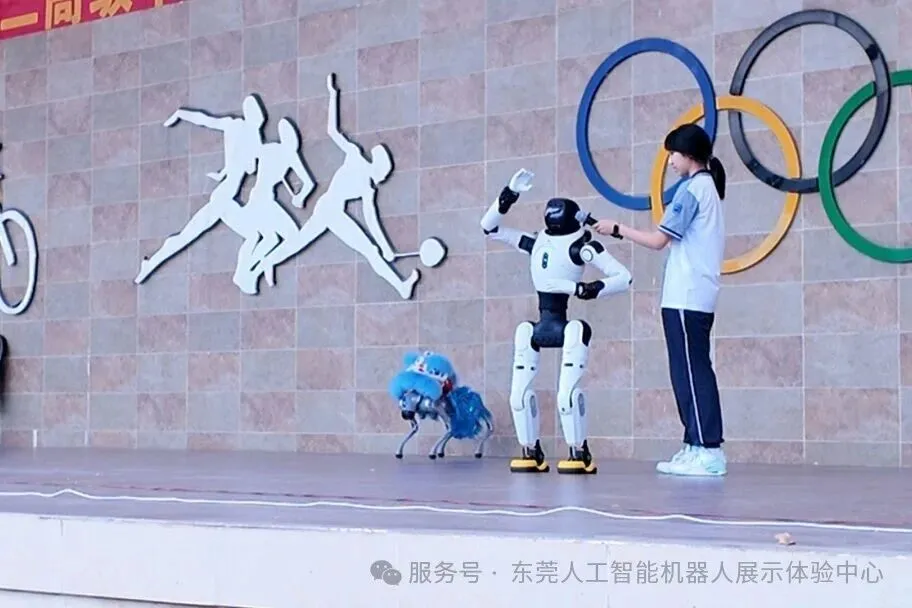 人形机器人与舞狮机器狗在校园表演