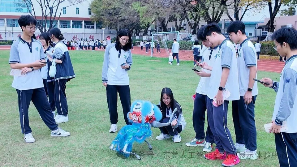 同学们与机器狗近距离互动