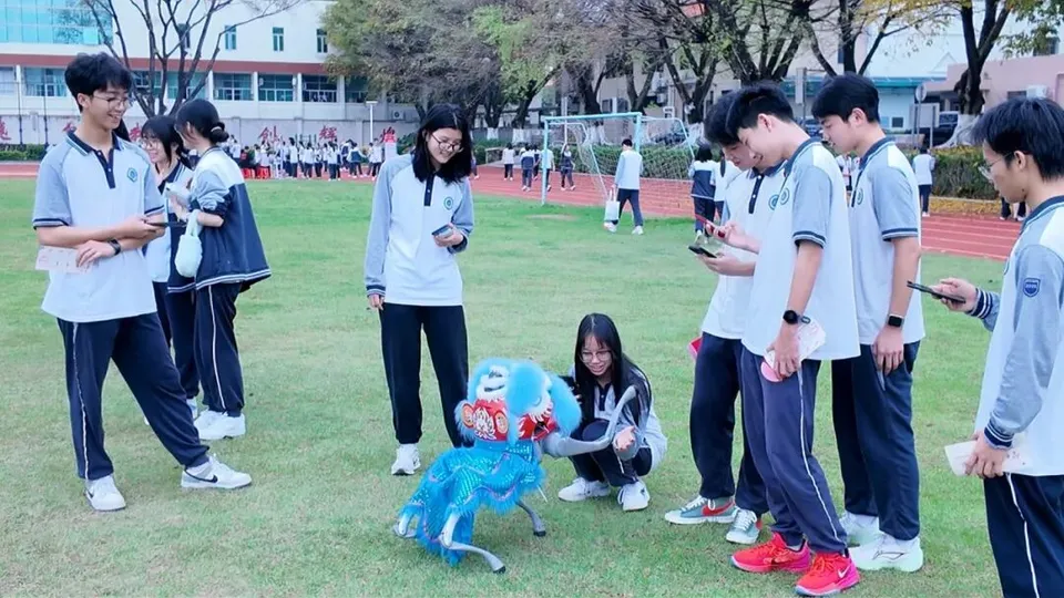 学生围观机器狗表演